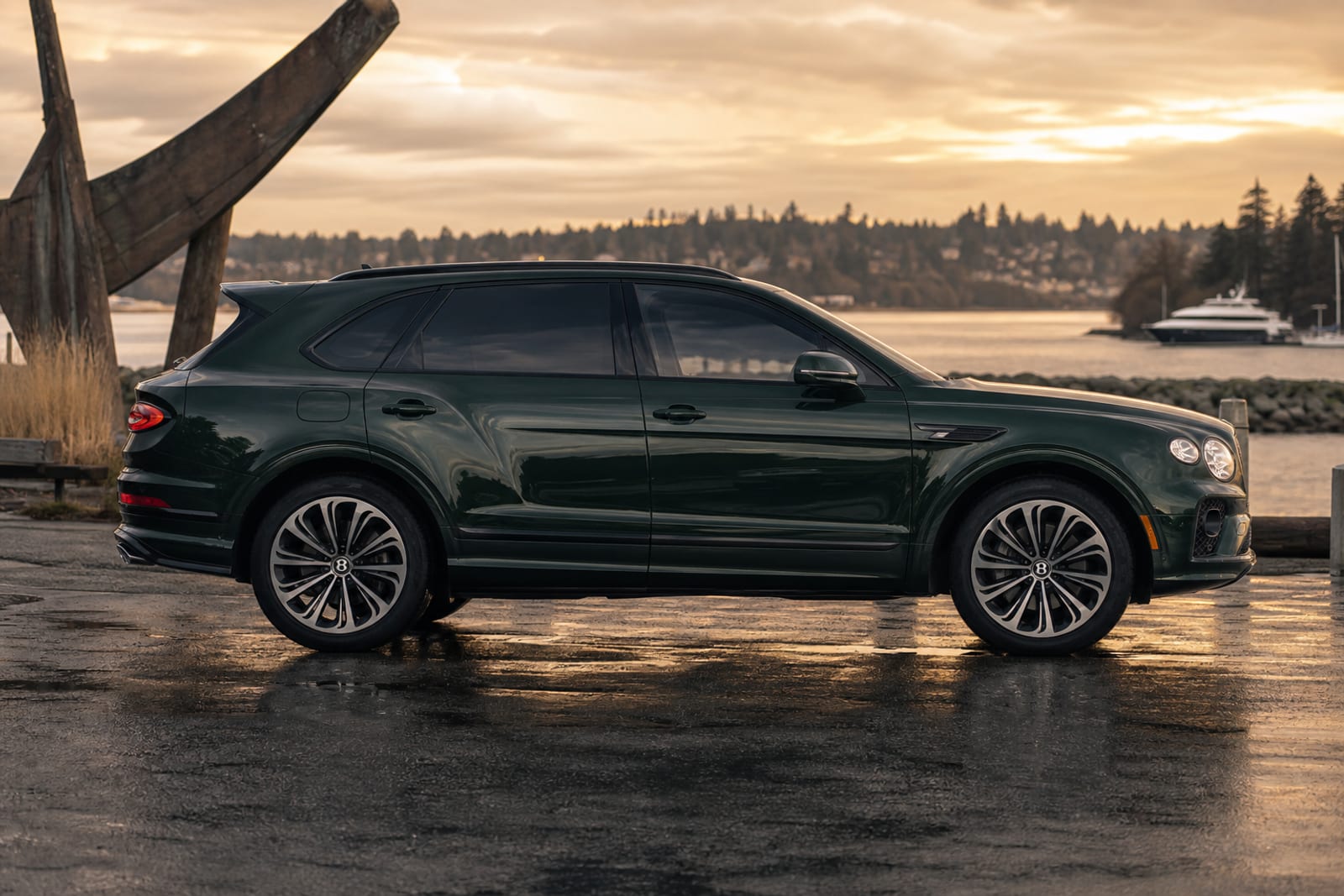 Dark Green Bentley Bentayga 外观 3 温哥华豪车租赁