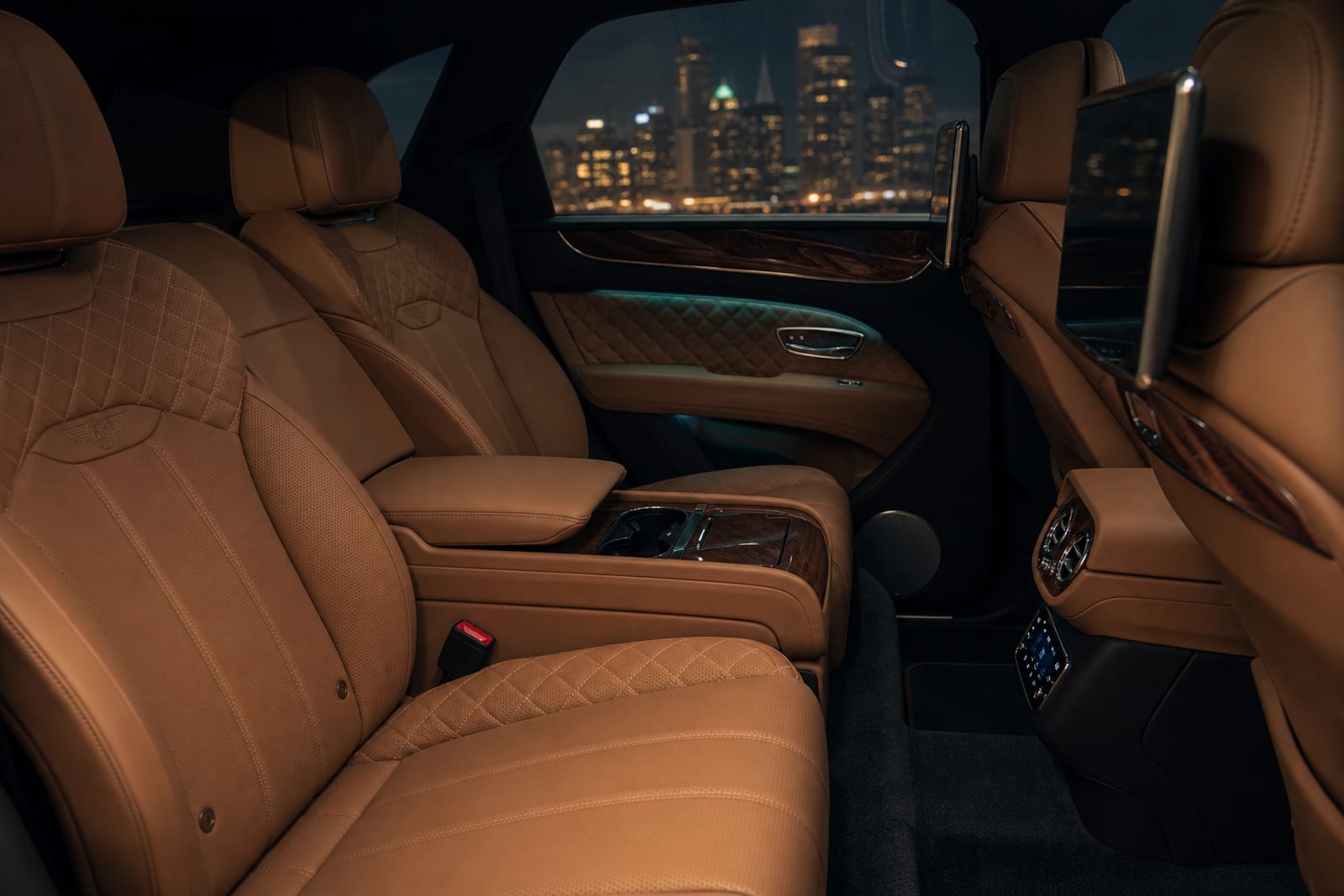 Dark Green Bentley Bentayga 内饰 3 温哥华豪车租赁