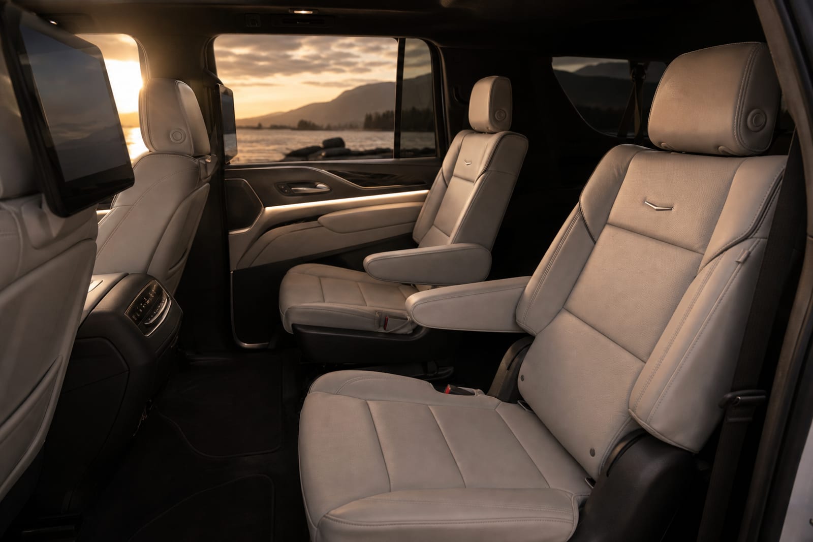 White 2024 Cadillac Escalade ESV 内饰 3 温哥华豪车租赁