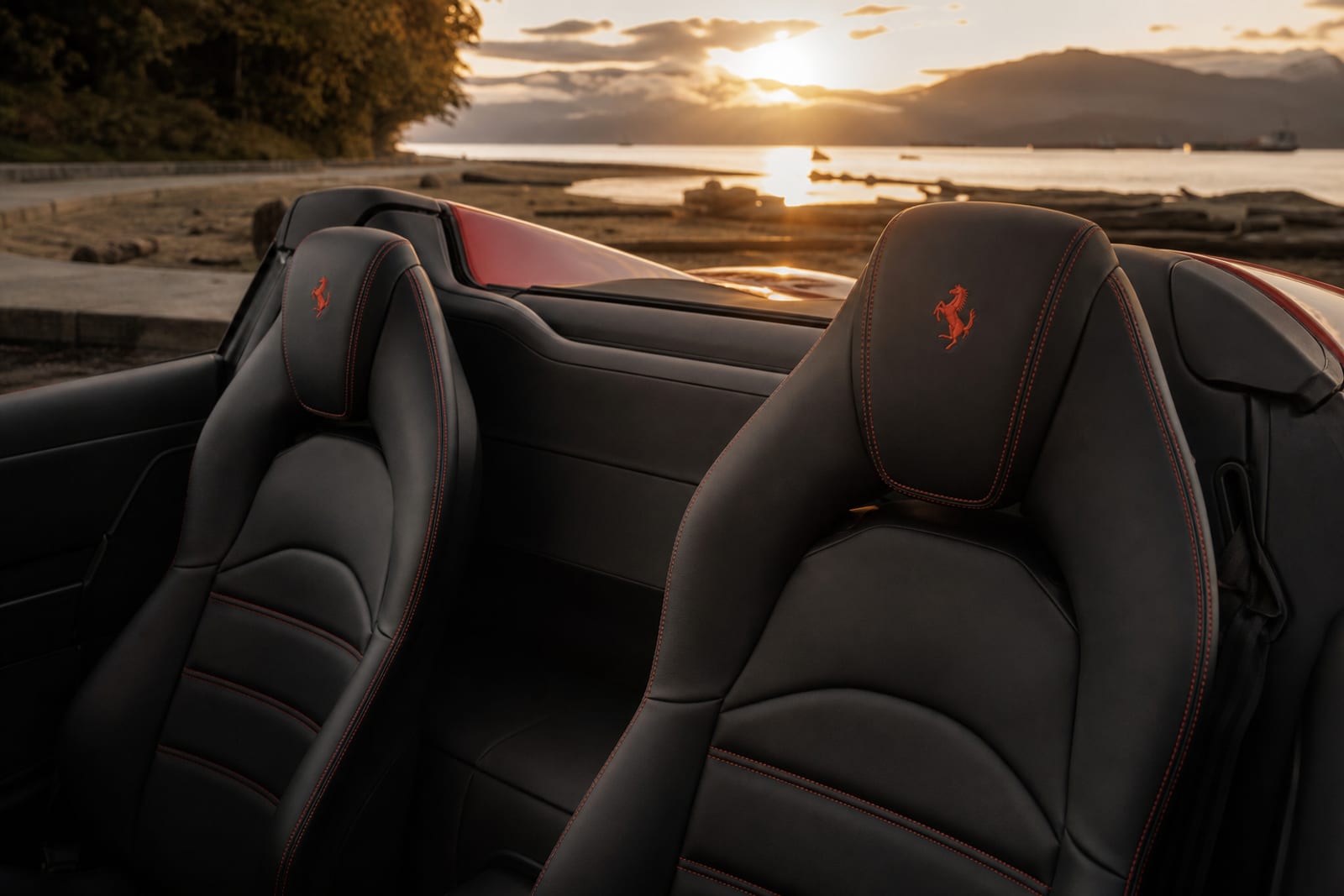 Red Ferrari 488 Spider 内饰 3 温哥华豪车租赁