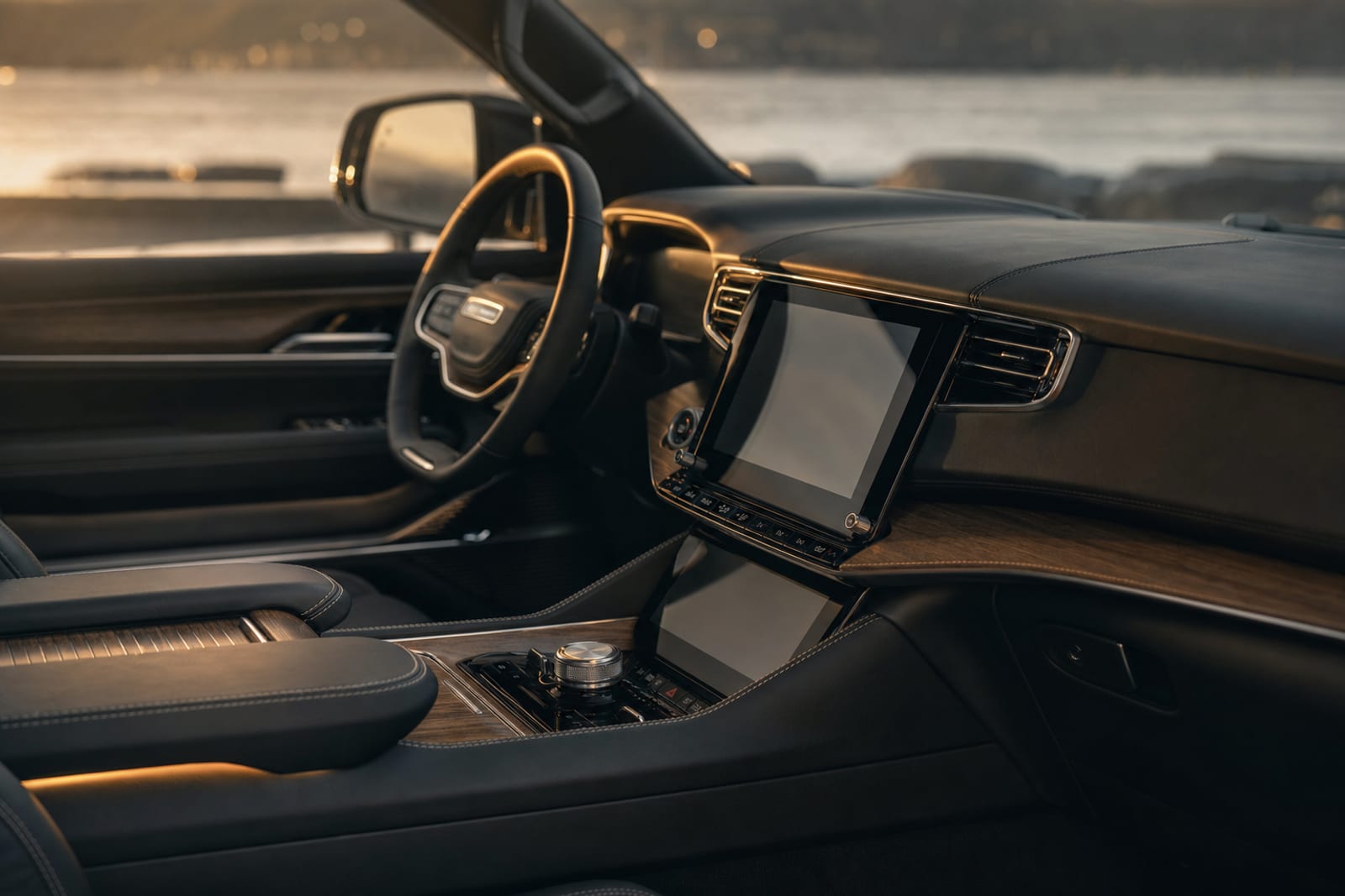 Black 2022 Jeep Grand Wagoneer 内饰 2 温哥华豪车租赁