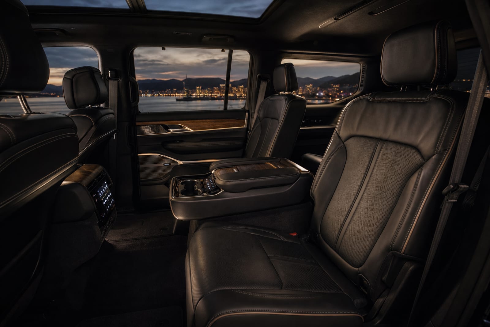 Black 2022 Jeep Grand Wagoneer 内饰 3 温哥华豪车租赁