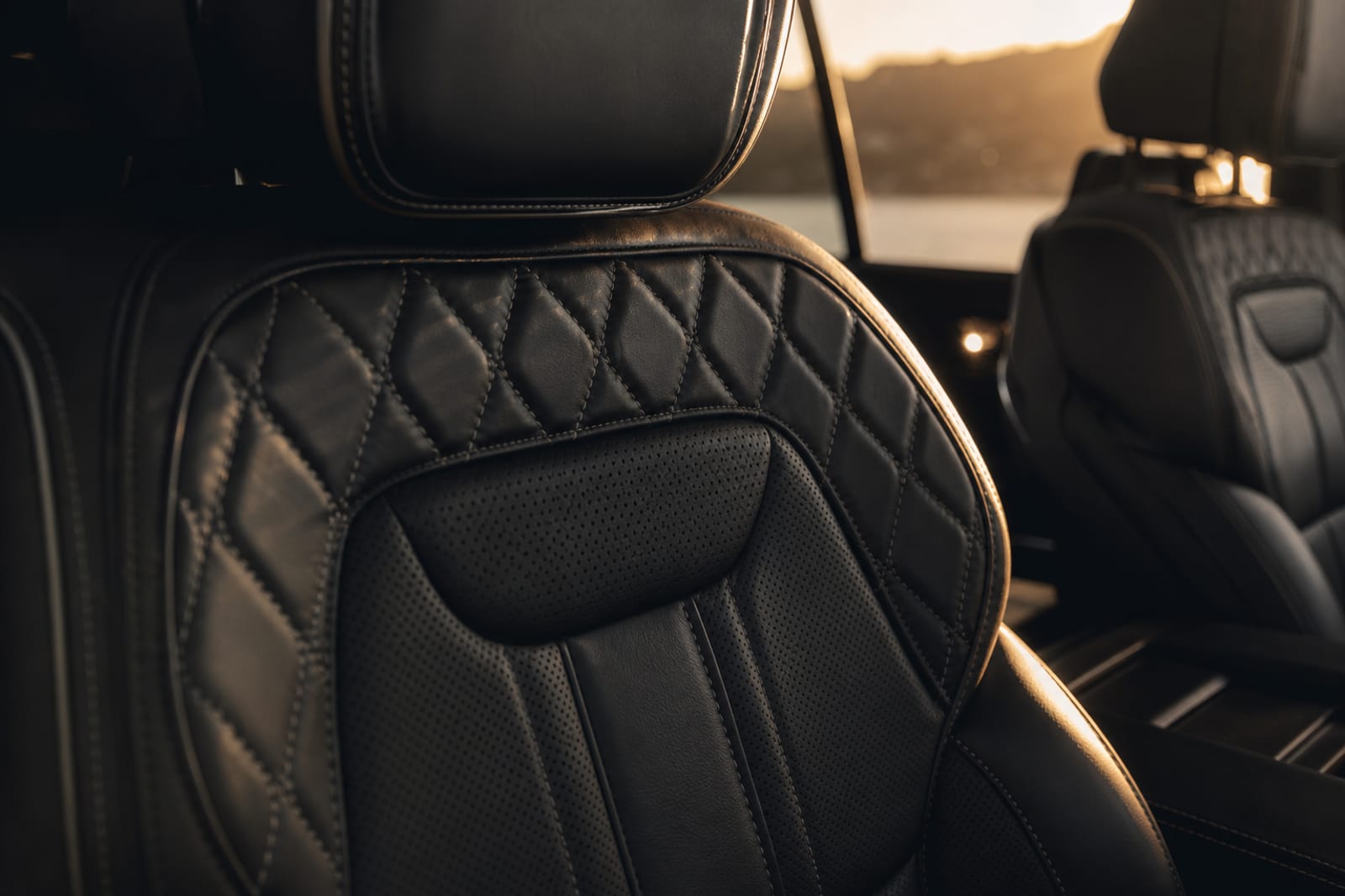 Black 2022 Jeep Grand Wagoneer 内饰 4 温哥华豪车租赁