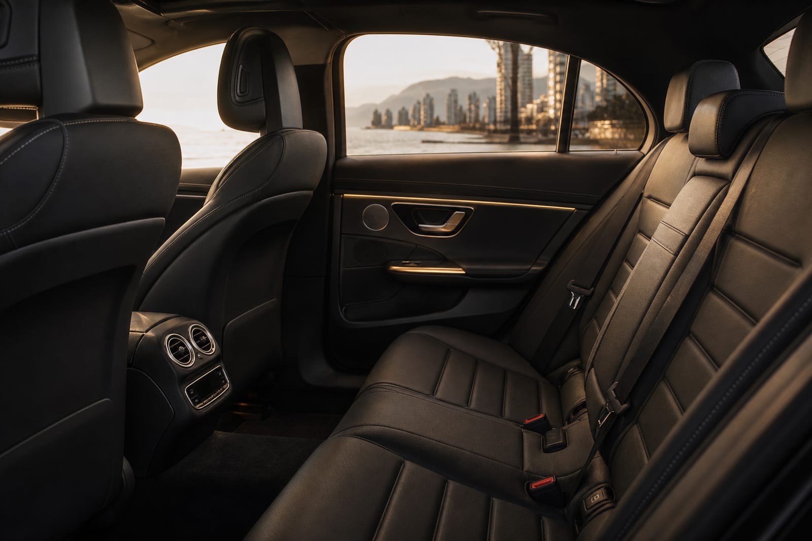 Grey 2024 Mercedes-Benz C-Class 内饰 3 温哥华豪车租赁