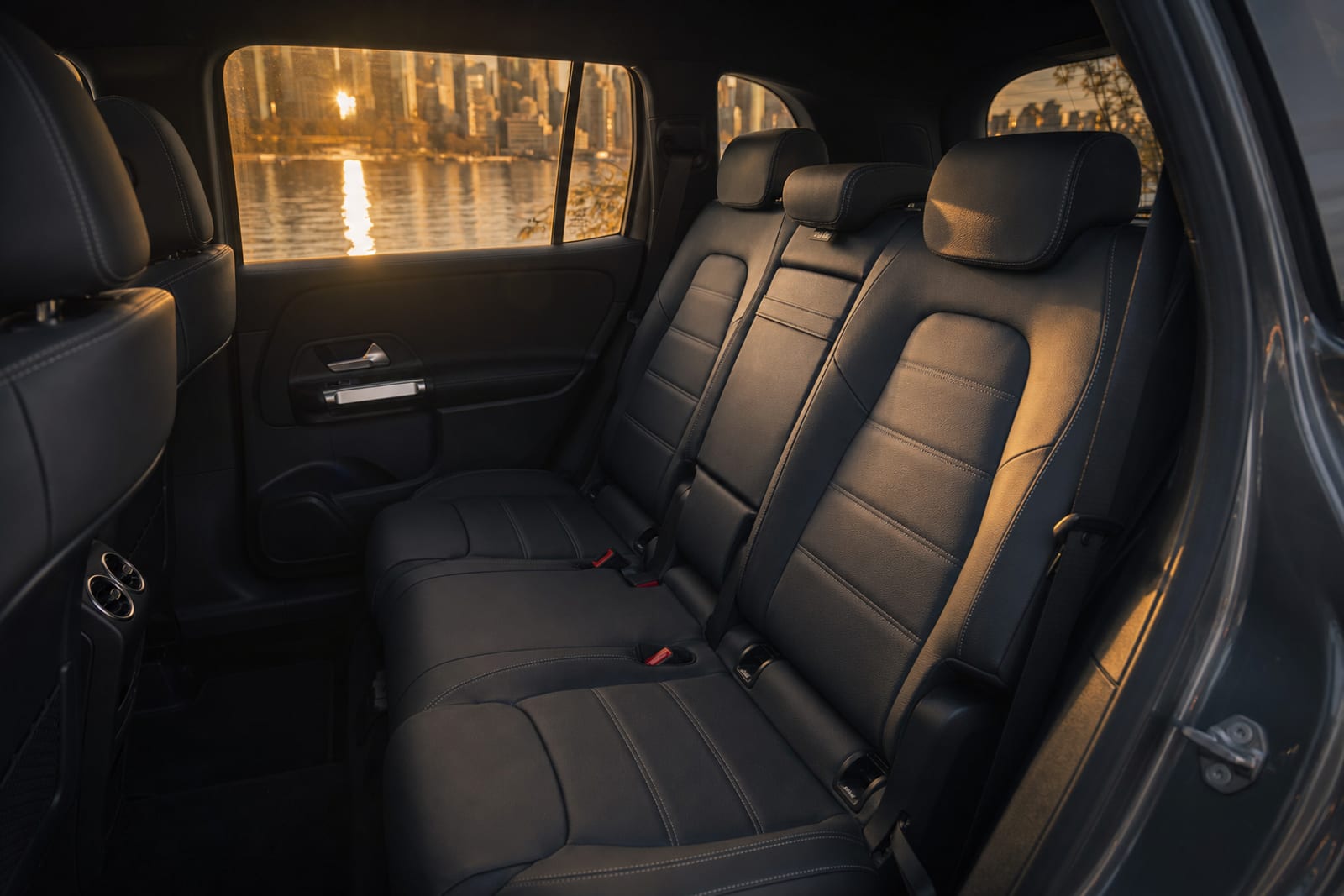 Silver 2024 Mercedes-Benz GLB 内饰 3 温哥华豪车租赁