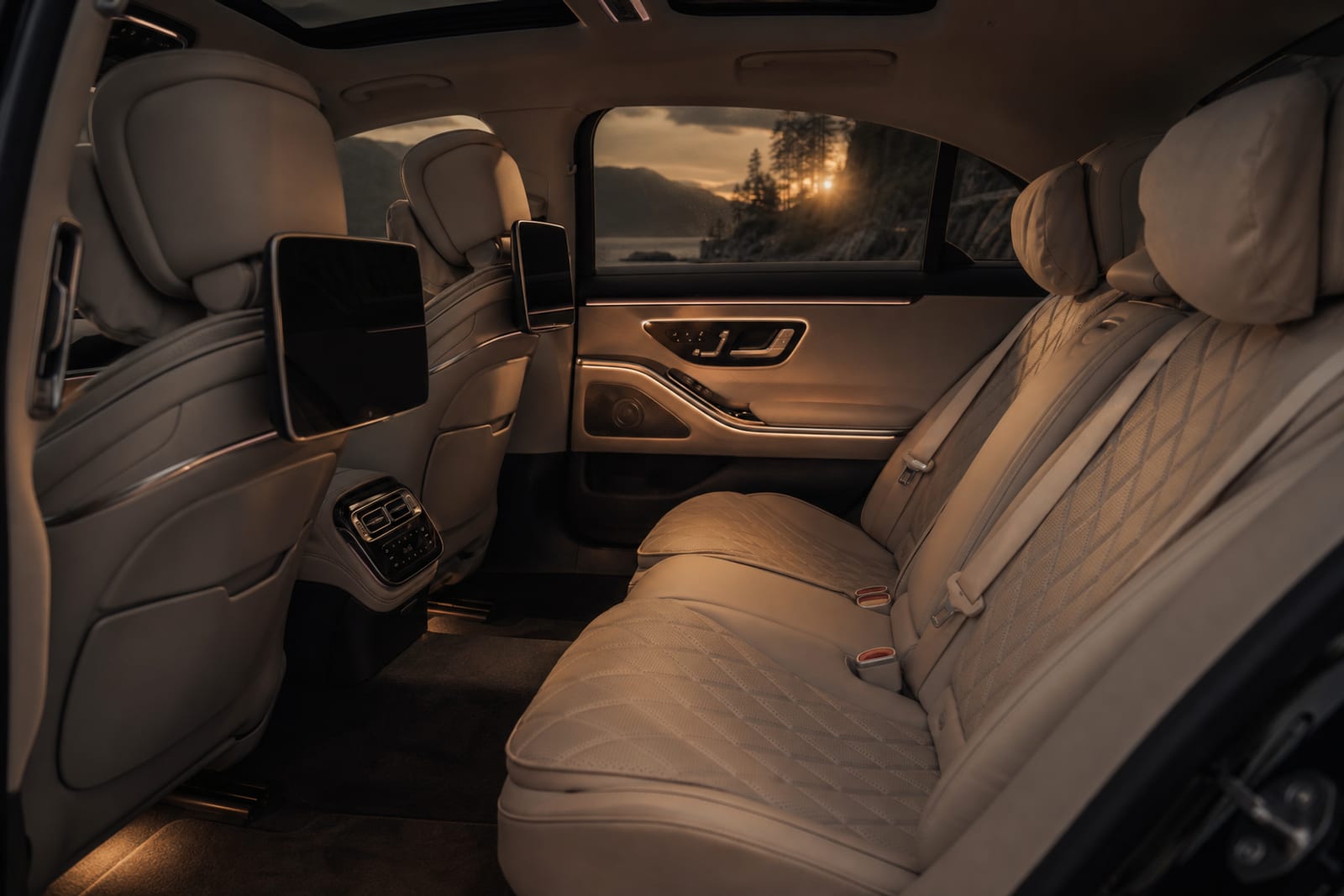 Black 2022 Mercedes-Benz S-Class 内饰 3 温哥华豪车租赁