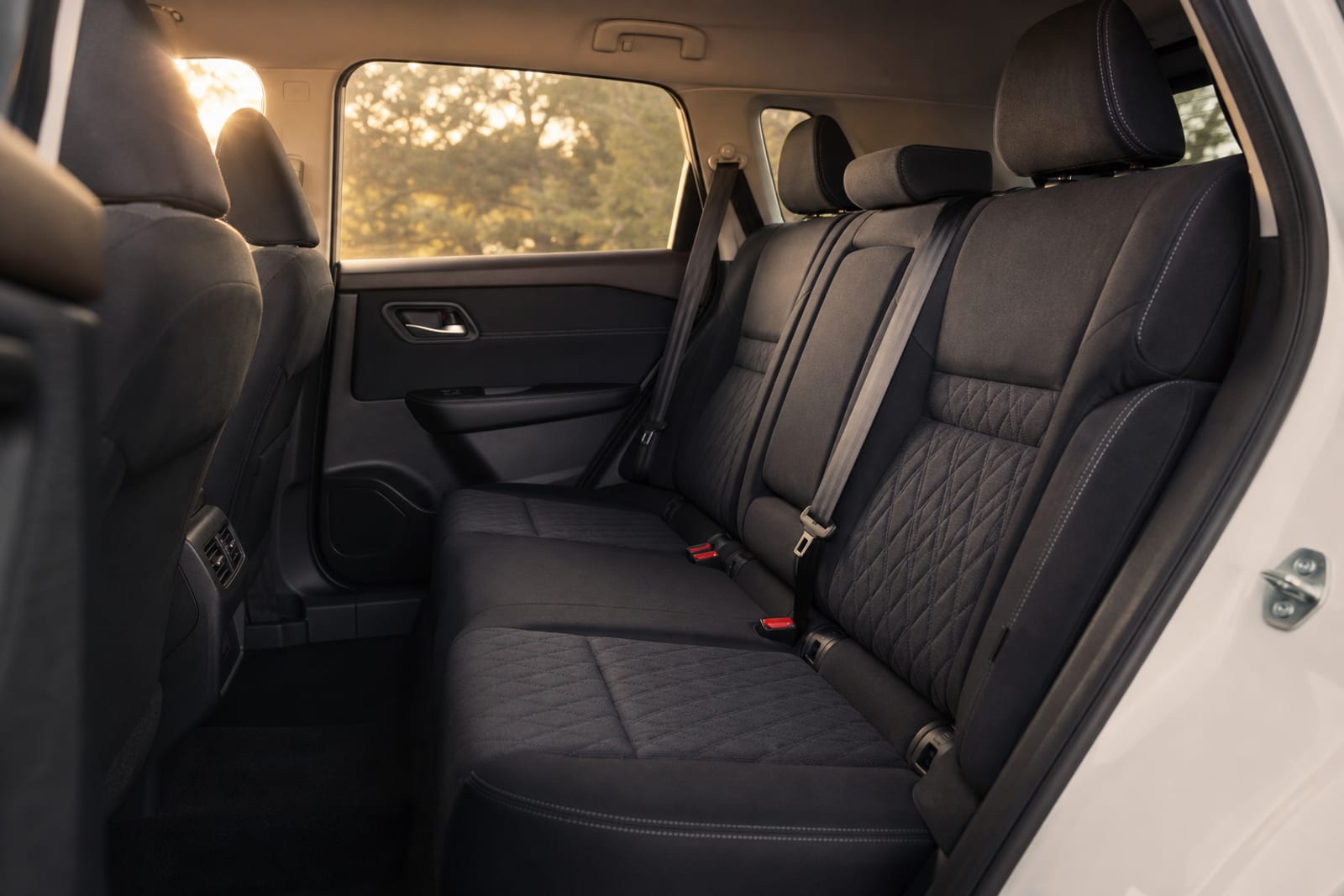 White 2024 Nissan Rogue 内饰 3 温哥华豪车租赁
