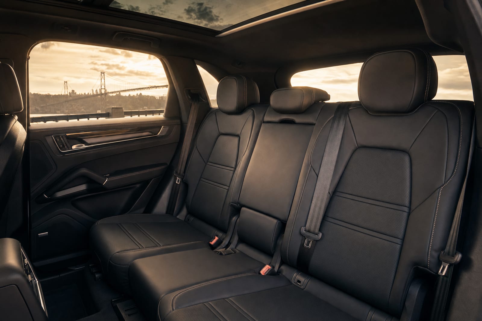 White 2024 Porsche Cayenne 内饰 3 温哥华豪车租赁