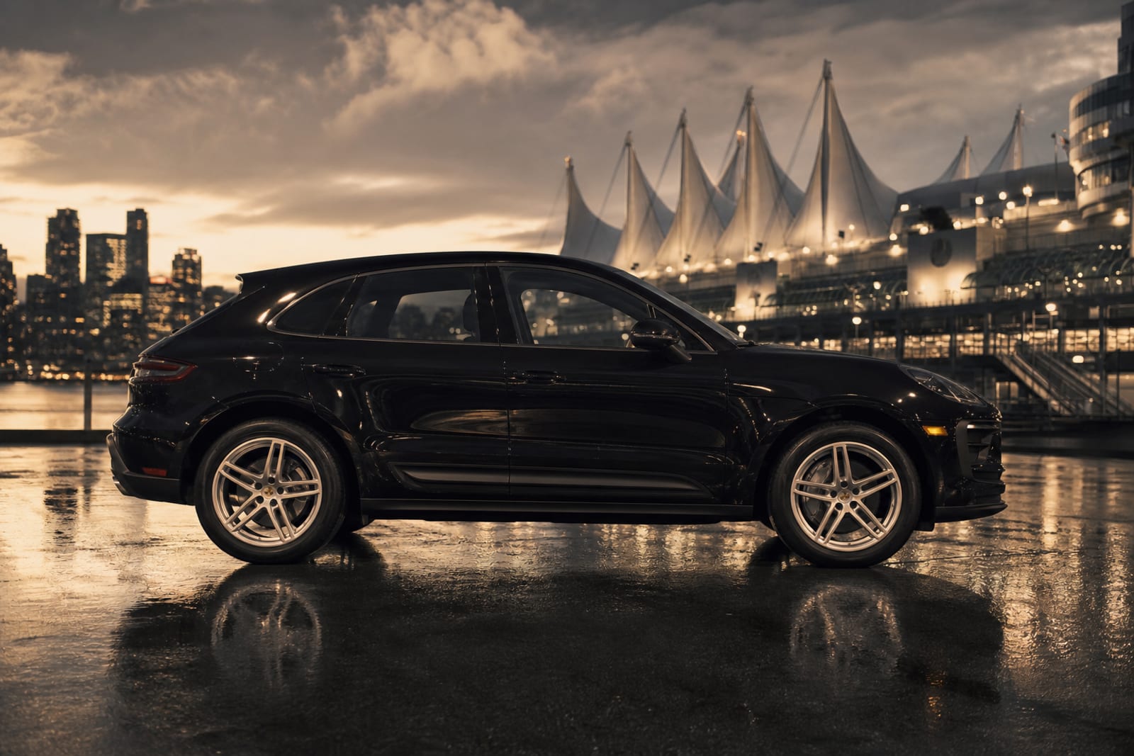 Black 2024 Porsche Macan 外观 3 温哥华豪车租赁