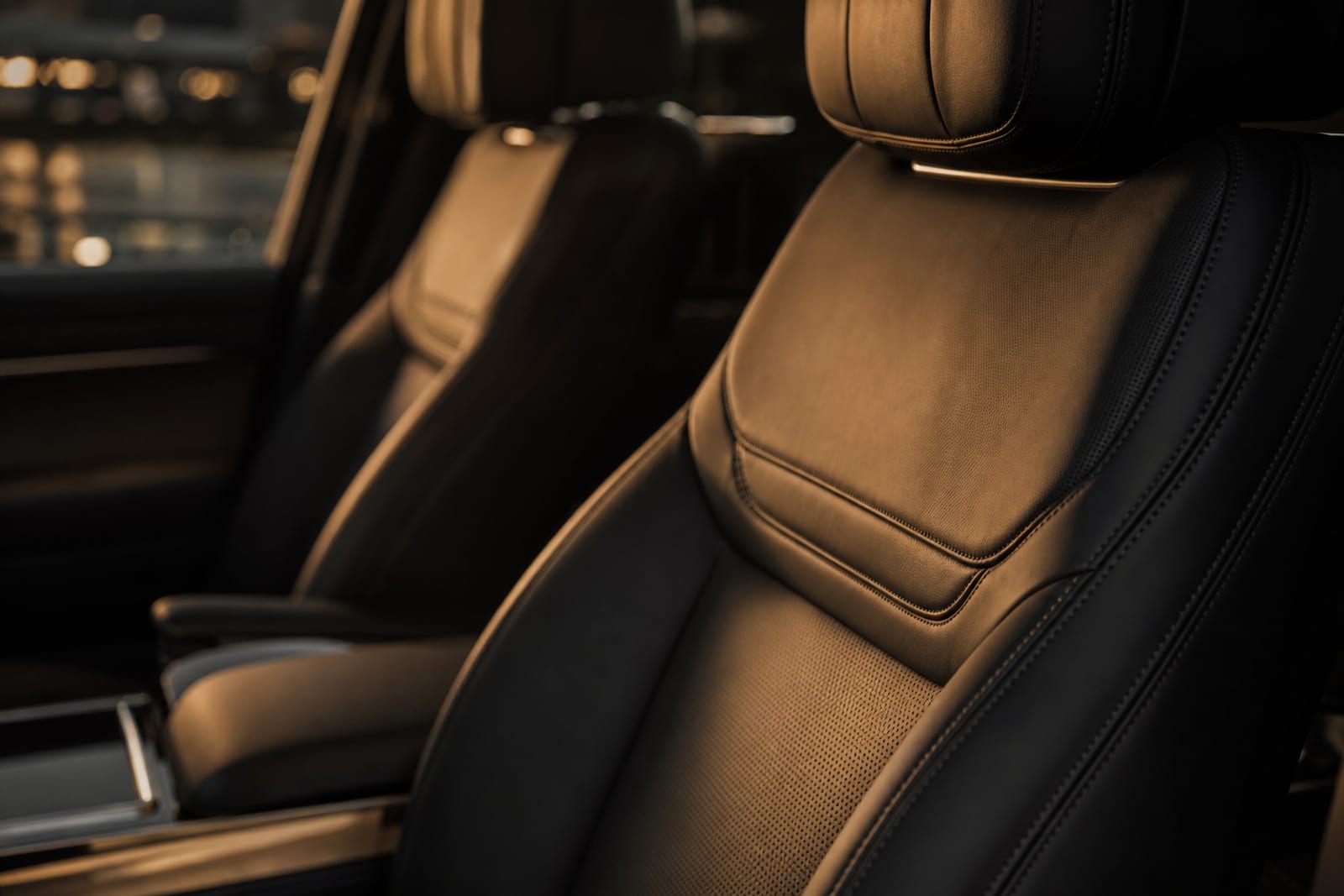 Black 2023 Land Rover Range Rover 内饰 4 温哥华豪车租赁