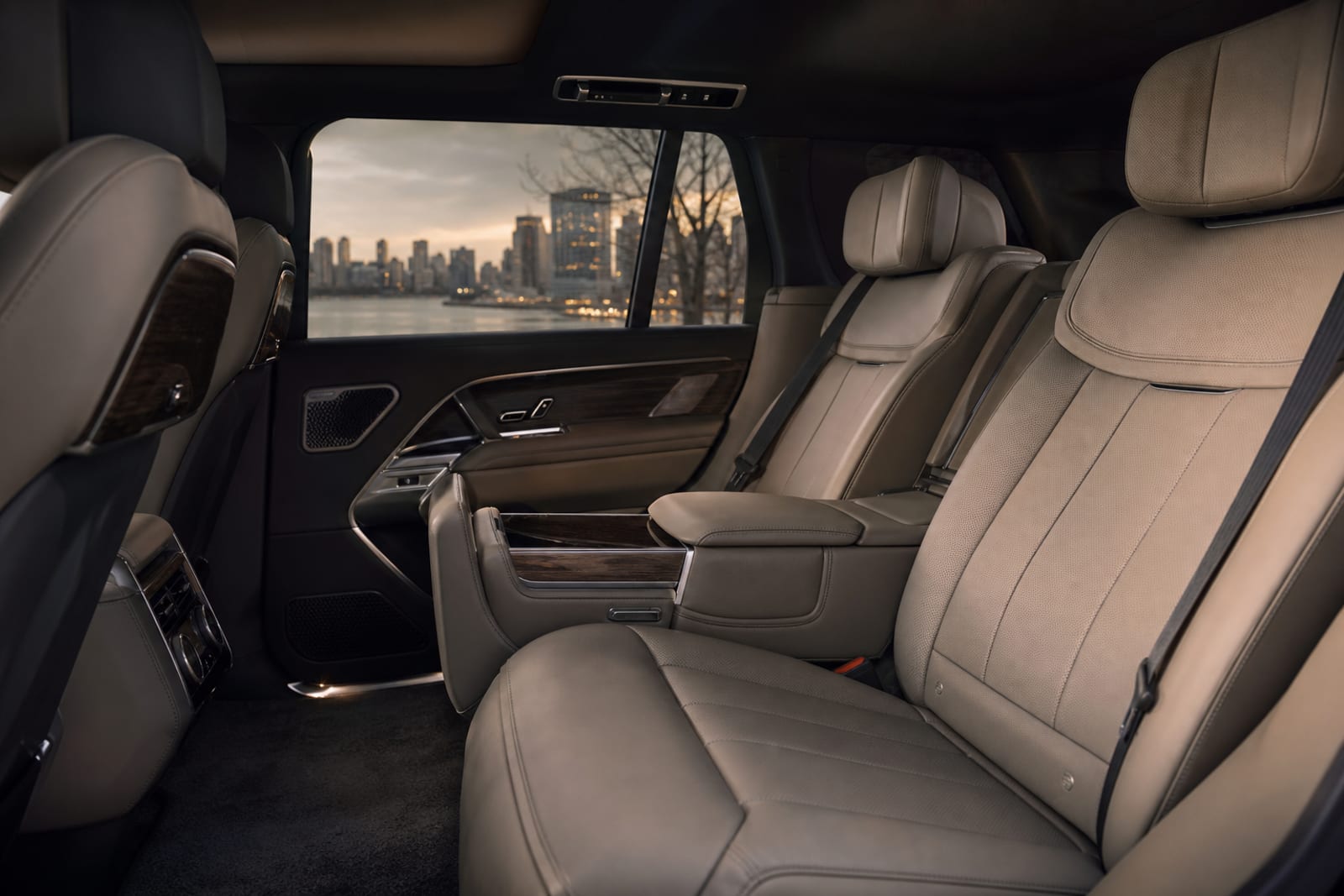 Black & White 2024 Land Rover Range Rover 内饰 3 温哥华豪车租赁