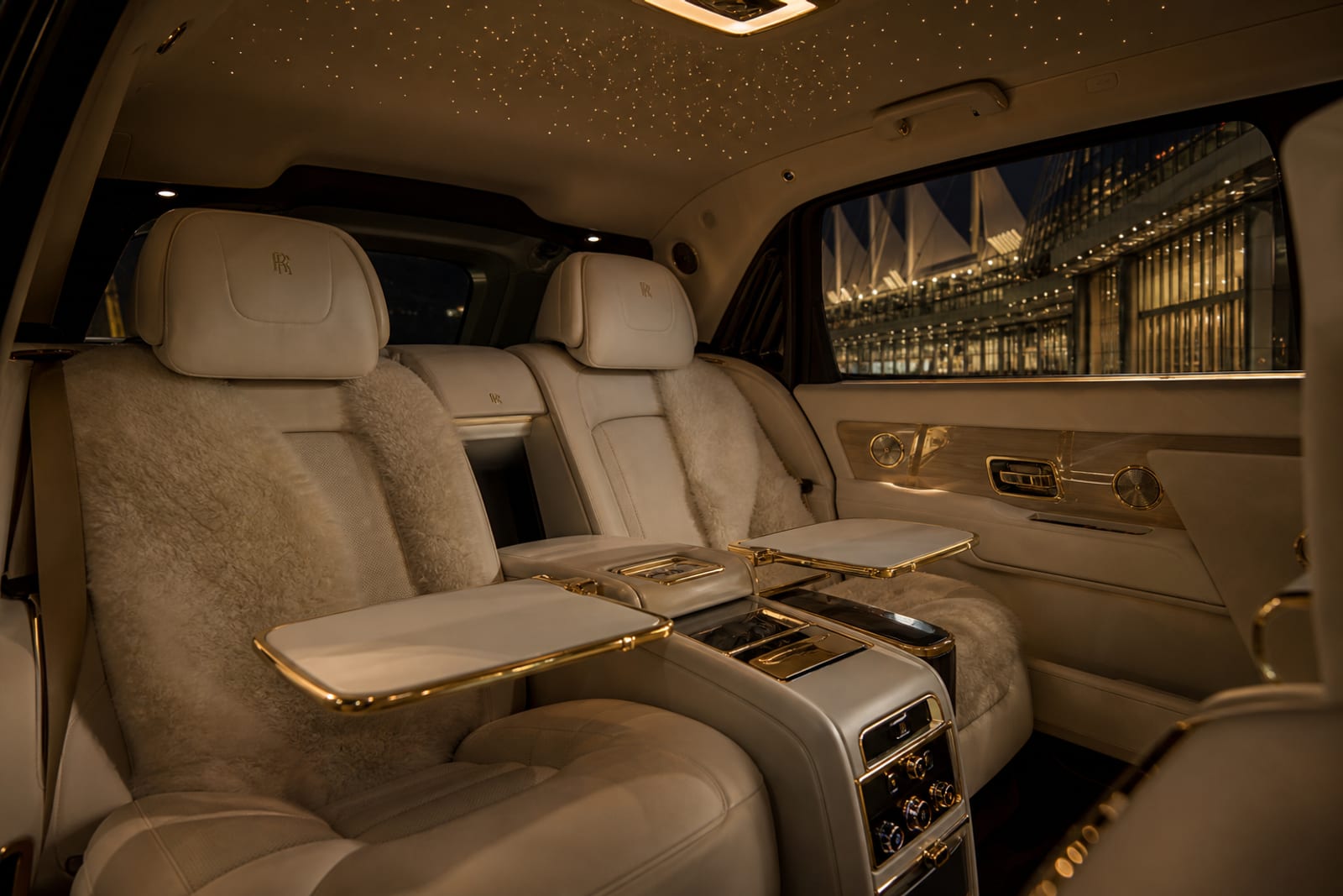 Black Rolls-Royce Cullinan 内饰 3 温哥华豪车租赁