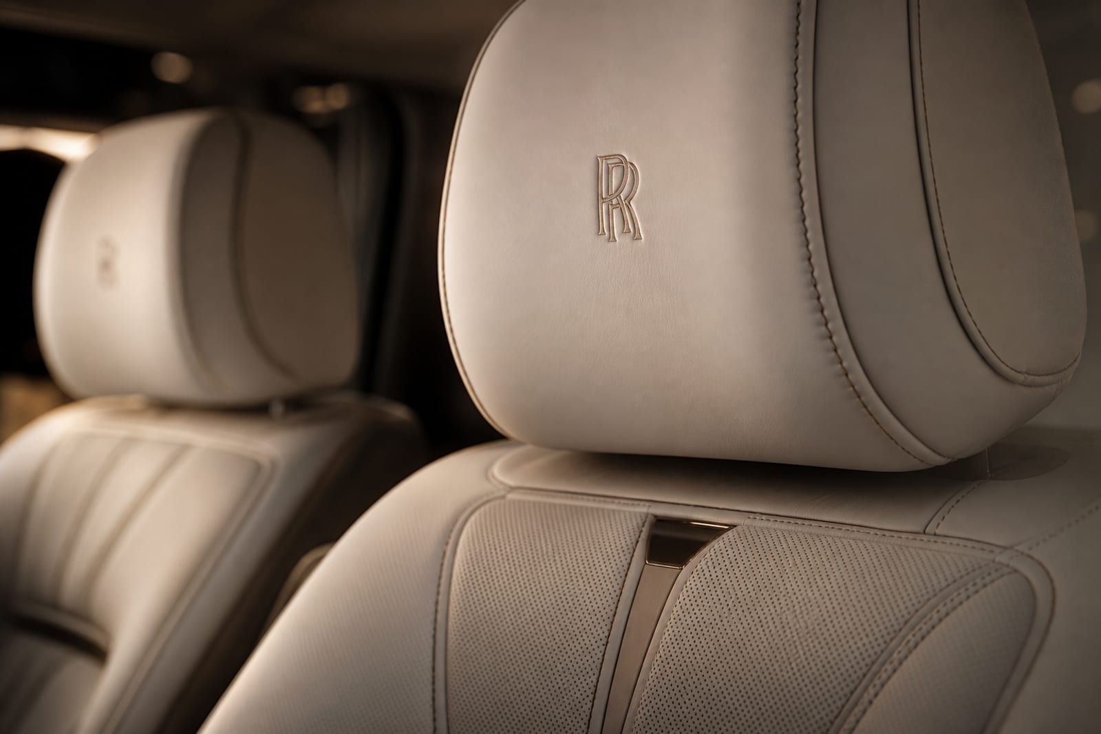 Black Rolls-Royce Cullinan 内饰 4 温哥华豪车租赁