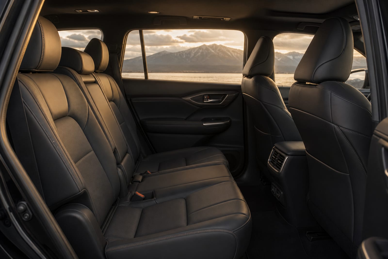 Black 2025 Toyota Highlander Hybrid 内饰 3 温哥华豪车租赁