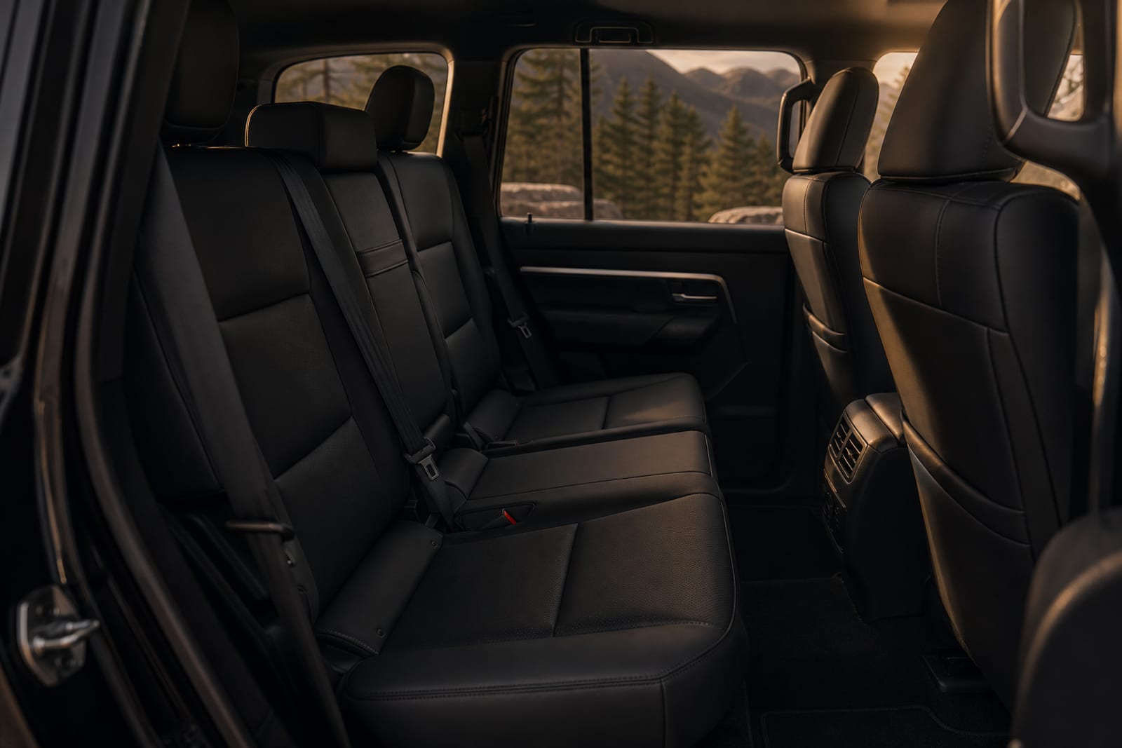 Black 2025 Toyota Land Cruiser 内饰 3 温哥华豪车租赁