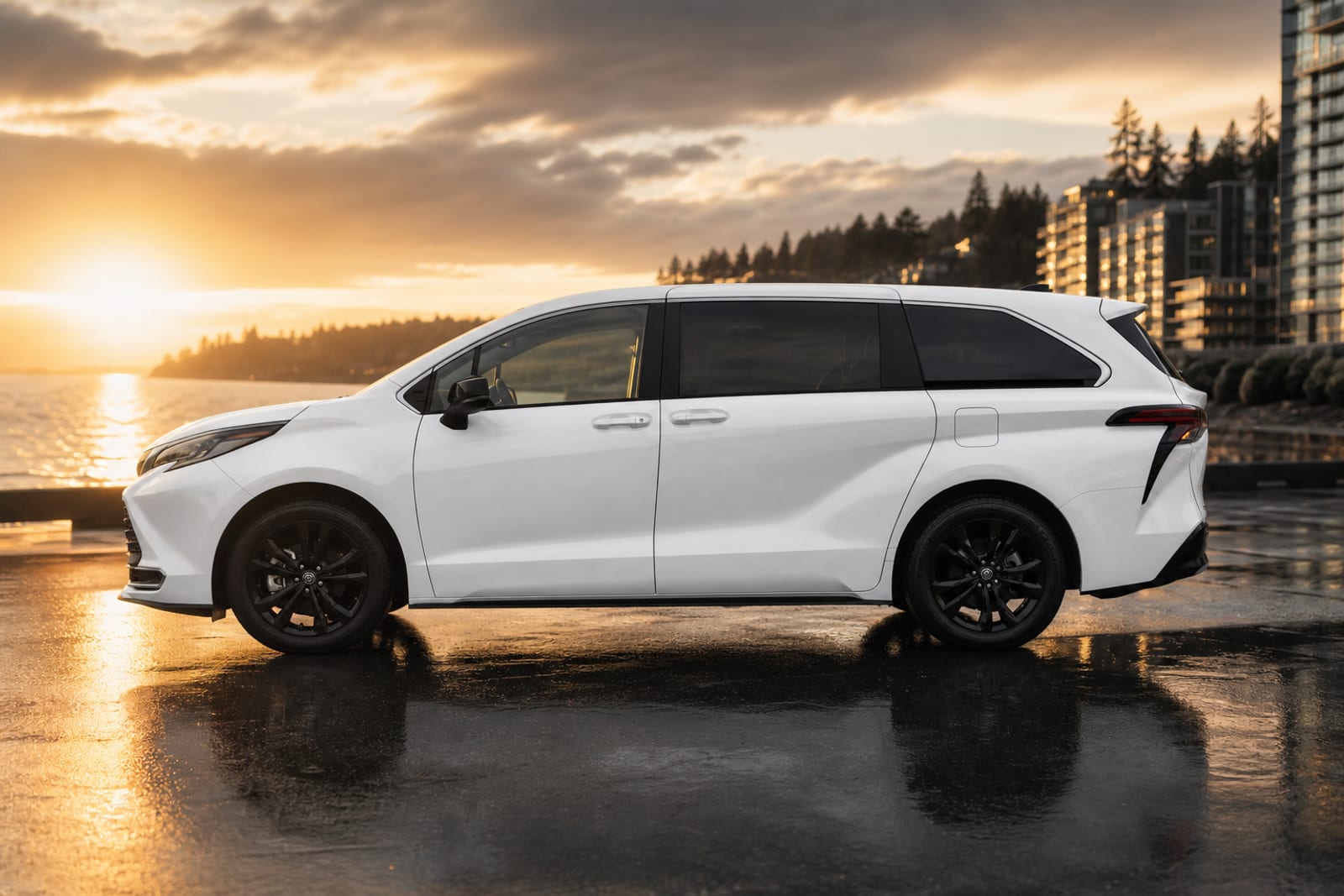 White 2024 Toyota Sienna 外观 3 温哥华豪车租赁