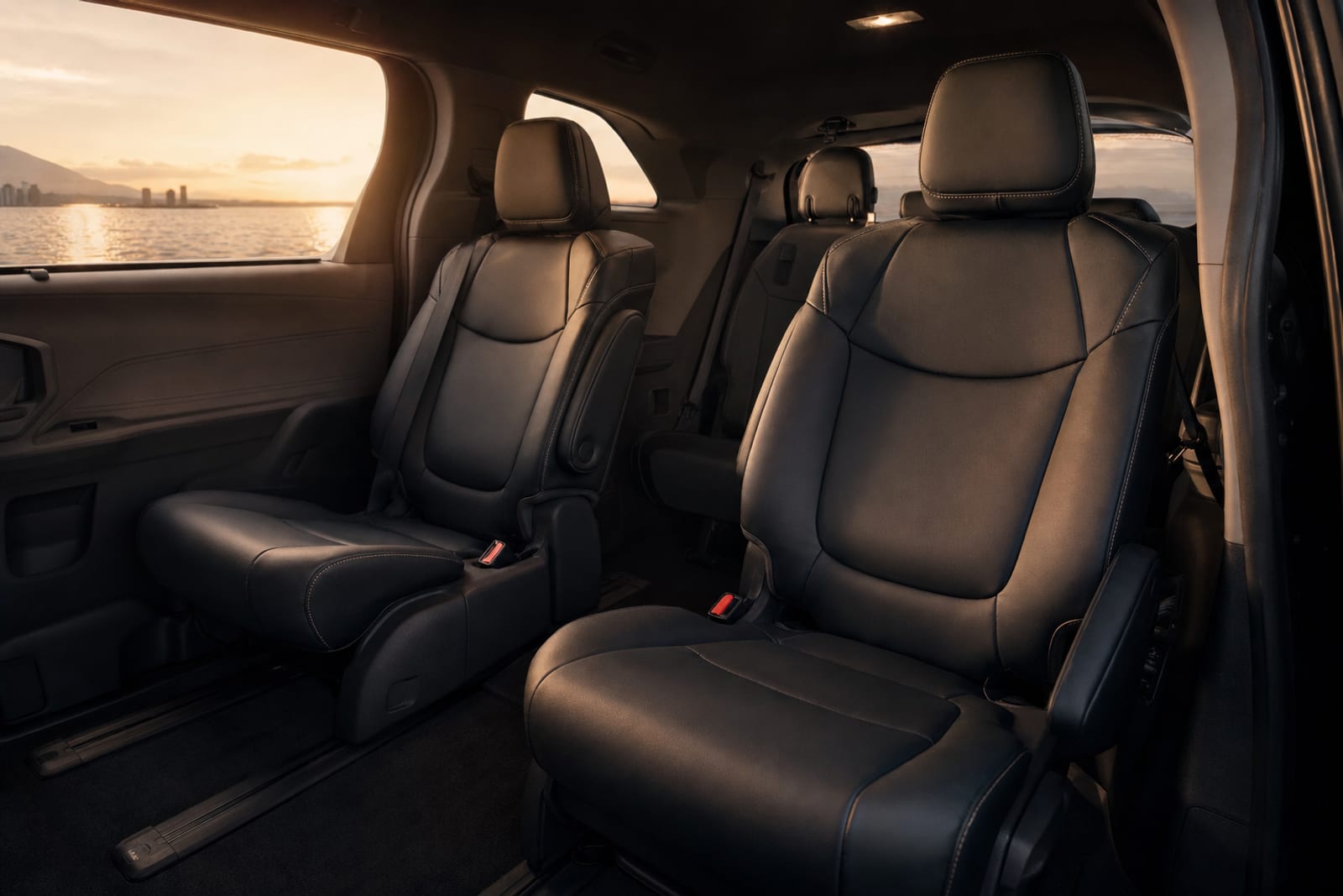 Black 2025 Toyota Sienna 内饰 3 温哥华豪车租赁